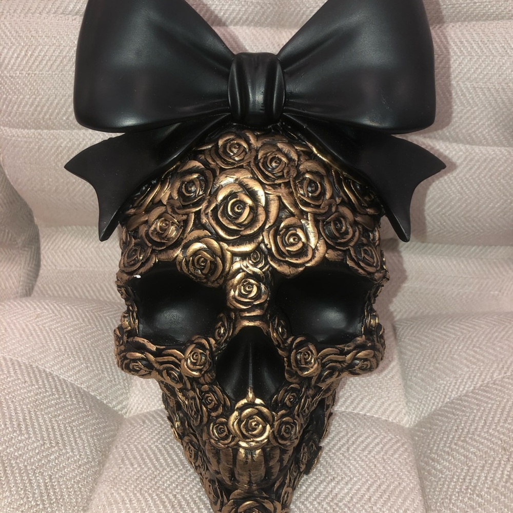 🖤 Skull with gold roses and black bow